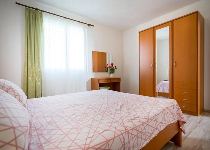 Draga With Sea View, Terrace & Parking