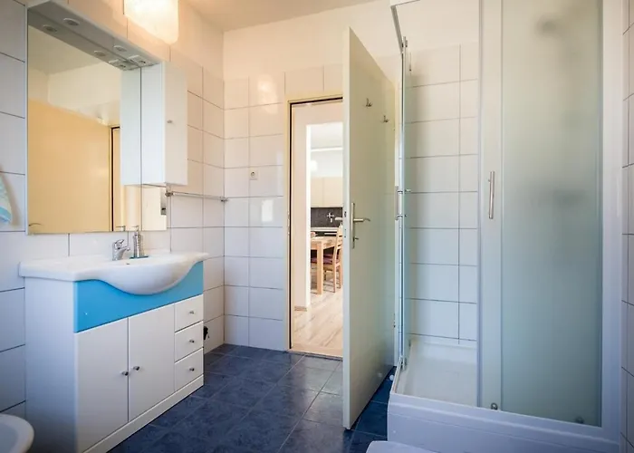 Draga With Sea View, Terrace & Parking