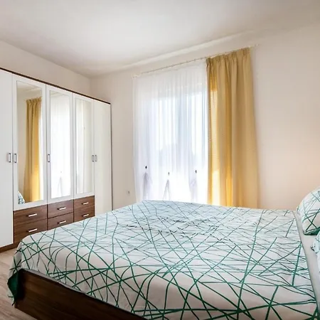 Draga With Sea View, Terrace & Parking